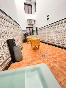 比拉夫洛尔Extenso y relajante apartamento的带浴缸、桌子和桌子的客房