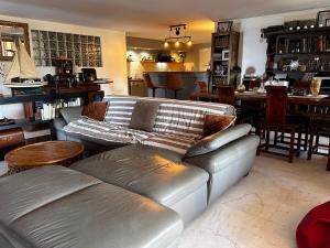 奥亨Casa de La Mairena的客厅配有真皮沙发和桌子