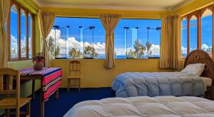 奥科苏尤Amantani sol Andino的一间卧室设有两张床和大窗户