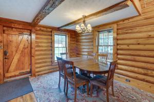 HamdenRustic Wellston Cabin with Pond and ATV Trail Access!的一间带木桌和椅子的用餐室