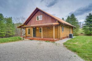 HamdenRustic Wellston Cabin with Pond and ATV Trail Access!的树林中的小屋,带碎石车道