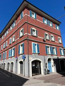 里米尼LaMalatestina Suite - Apartment in front of the Castle的街道上一座大型红砖建筑