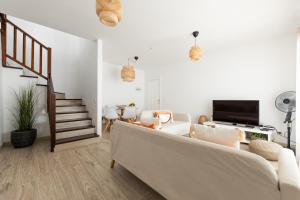 科斯塔特吉塞Casa Moure的带沙发和楼梯的客厅
