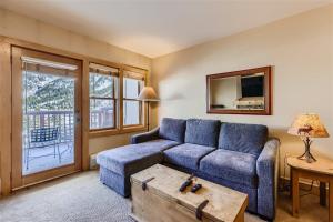 铜山Copper Springs 320 condo的客厅配有蓝色的沙发和桌子