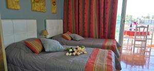 波多·纳奥斯Apartamento Sol y Playa Puerto Naos的卧室内的两张床,床上有鲜花