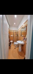 马里利亚诺Home Santa Chiara Marigliano的浴室设有2个卫生间、水槽和淋浴。