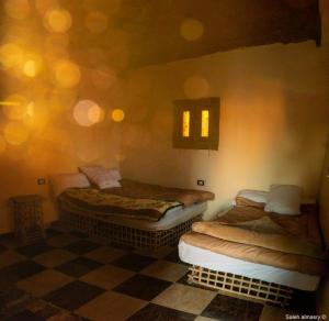 锡瓦Ghazala Camp غزاله كامب的双床间位于带 ⁇ 形地板的客房内
