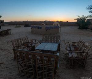 锡瓦Ghazala Camp غزاله كامب的沙漠中的一组木桌和椅子