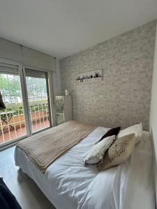 托雷德尔马尔Apartamento Ve&Va的一间卧室设有一张带砖墙的大床