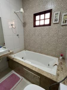 北茹阿泽鲁Casa Confort的带浴缸、卫生间和盥洗盆的浴室