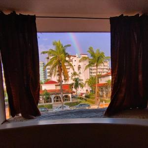 巴亚尔塔港Spa Chaac的从窗口可欣赏到彩虹的景色