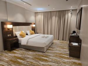 吉达سحابة الأحلام - Dream Cloud Hotel的酒店客房设有床和窗户。