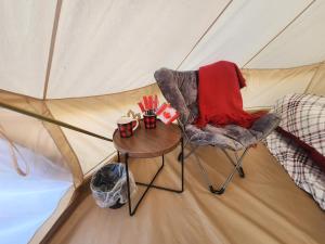 德兰赫勒#5 Cabin Fever的帐篷内的桌子和椅子