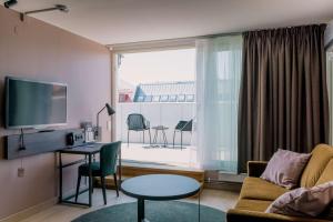 哥德堡斯堪迪克卢比能酒店的带沙发、桌子和窗户的客厅
