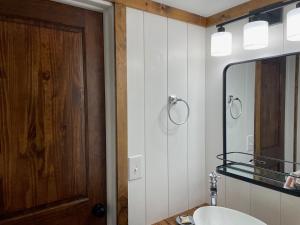 MarienvilleSweet Forest Breeze, A Cook Forest Inn的浴室设有木门、水槽和镜子