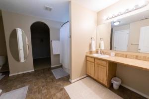 StarCozy home - sleeps 12 - RV parking - Sun Room的一间带水槽和大镜子的浴室