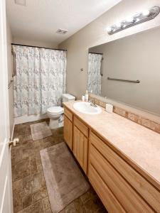 StarCozy home - sleeps 12 - RV parking - Sun Room的一间带水槽、卫生间和镜子的浴室