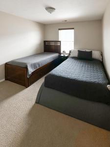 StarCozy home - sleeps 12 - RV parking - Sun Room的一间卧室设有两张床和窗户。