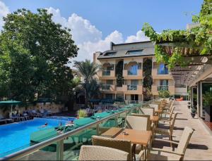安塔利亚Ambassador Hotel & Spa- All Inclusive的享有酒店游泳池的景致。