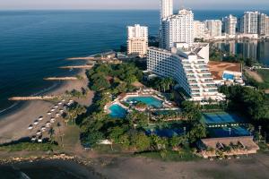 卡塔赫纳卡塔赫纳希尔顿酒店的享有度假胜地和海洋的空中景致