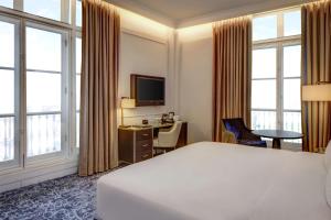 伦敦希尔顿伦敦尤斯顿酒店的酒店客房设有一张床、一张书桌和窗户。