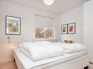 伦德Holiday home Rønde的白色的窗户客房内的一张白色的床