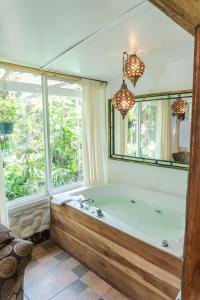巴尼奥斯米拉梅林多Spa酒店的窗户客房内的浴缸