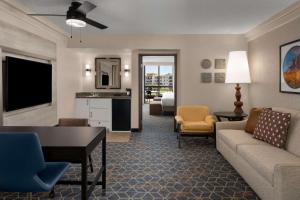 凤凰城Embassy Suites by Hilton Phoenix Biltmore的客厅配有沙发和桌子