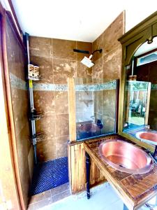塞多纳Sedona Camp Tiny House的一间带水槽和淋浴的浴室