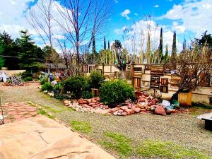 塞多纳Sedona Camp Tiny House的庭院里种有岩石和植物的花园