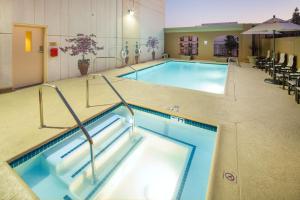 圣安娜Hotel Zessa Santa Ana, a DoubleTree by Hilton的在酒店房间的一个大型游泳池