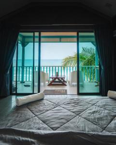 刁曼岛Pondok Beach Shack的一间卧室设有一张大床,享有海景