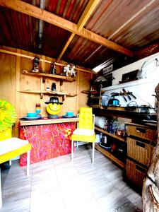 塞多纳Sedona Camp Tiny House的厨房里有一个面带微笑的柜台