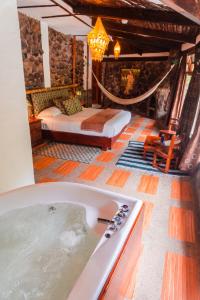 巴尼奥斯米拉梅林多Spa酒店的带浴缸、床和吊床的浴室