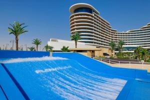 多哈Waldorf Astoria Lusail, Doha的酒店前的游泳池