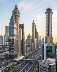 迪拜Dubai Entire Serviced Room Unit Excellence的享有城市美景,设有钟楼