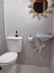 尼泰罗伊Suíte Verano 1,2,3 e 4的一间带卫生间、水槽和镜子的浴室
