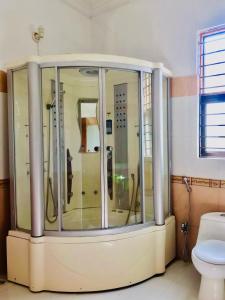 伊斯兰堡Hayat Grand的一间带卫生间的浴室内的一个大淋浴间