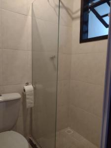 尼泰罗伊Suíte Verano 1,2,3 e 4的浴室设有玻璃淋浴间和卫生间
