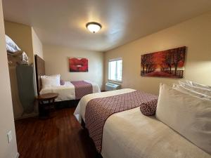 乌雷乌雷马特汽车旅馆的酒店客房设有两张床和窗户。