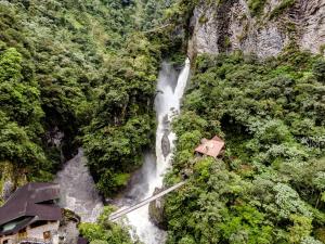 巴尼奥斯米拉梅林多Spa酒店的森林瀑布的空中景观