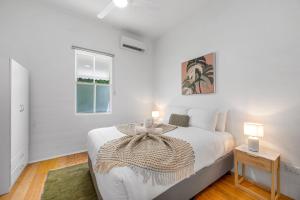 汤斯维尔Charming 3-Bedroom Retreat的白色的卧室设有床和窗户
