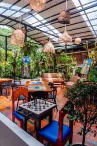 巴尼奥斯米拉梅林多Spa酒店的一间设有桌椅的餐厅,种植了植物