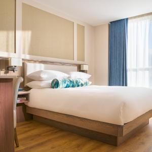 特拉利The James Hotel的卧室配有一张带白色床单和枕头的大床。