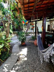 奥林达Casa de Temporada das Mangueiras的植物房屋内带吊床的庭院