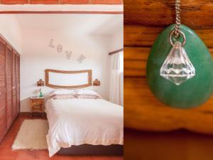 马尔维拉达瑟拉施尔特旅馆的一间卧室配有一张床和一个挂灯