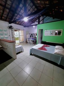 奥林达Casa de Temporada das Mangueiras的一间卧室设有两张床和绿色的墙壁