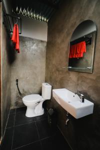 武吉丁宜BAMBOO SHACK的浴室配有白色卫生间和盥洗盆。