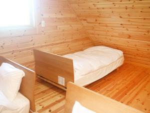 宫古岛島ログ的小房间,木墙里设有一张床