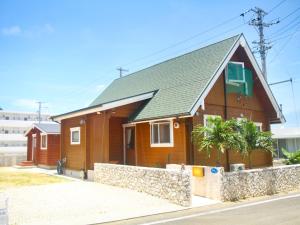 宫古岛島ログ的前面有栅栏的棕色房子